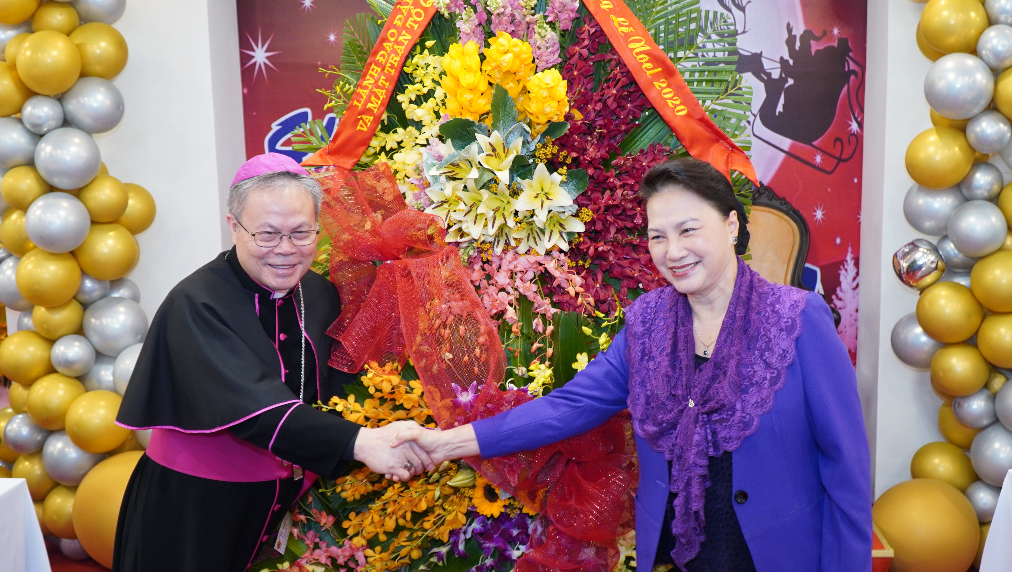 Tổng Giám mục Nguyễn Chí Linh bày tỏ vui mừng khi đón nhận lẵng hoa và lời thăm hỏi thân tình của Chủ tịch Quốc hội Nguyễn Thị Kim Ngân. Ảnh: VGP/Thế Phong