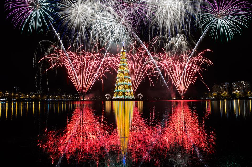 Pháo hoa chào mừng cây Giáng sinh nổi cao nhất thế giới với hơn 3,1 triệu đèn trang trí đặt tại vịnh Rodrigo de Freitas (Rio de Janeiro, Brazil). 