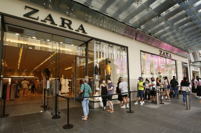 Khách hàng giãn cách chờ tới lượt mua sắm tại một cửa hàng của Zara ở thành phố Melbourne (Australia).