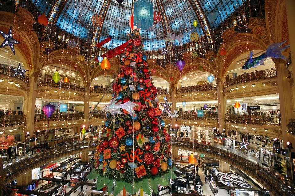 Cây thông “siêu to” dưới mái vòm trung tâm mua sắm Lafayette (Paris, Pháp).
