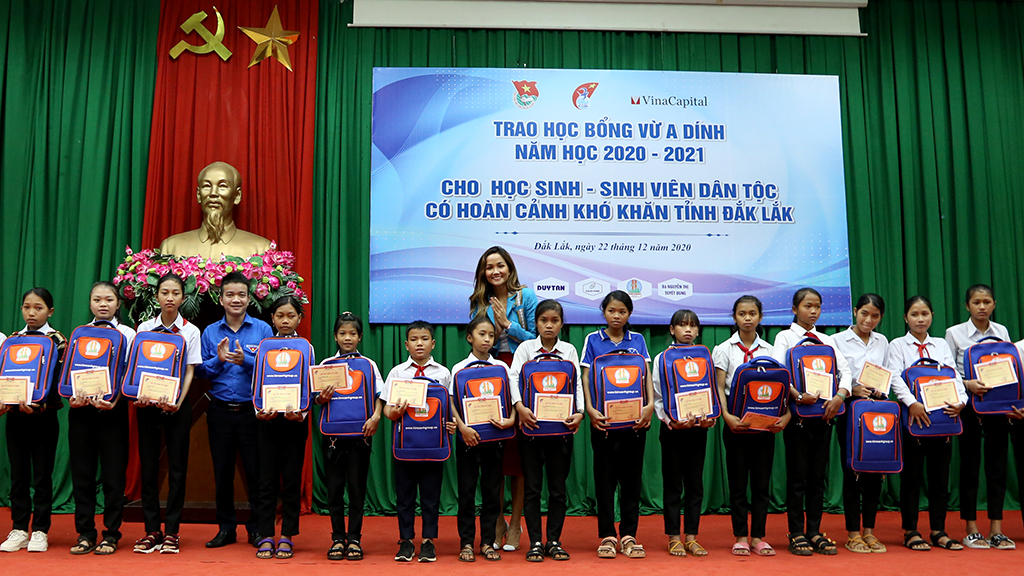Hoa hậu Hoàn vũ Việt Nam năm 2018 H’Hen Niê cũng đồng hành cùng chương trình, trao học bổng và động viên các em học sinh.