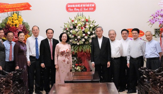 Trưởng ban Dân vận Trung ương Trương Thị Mai (thứ 6 từ trái qua) chúc Giáng sinh tới Tổng giám mục Nguyễn Năng và các linh mục, đồng bào giáo dân.