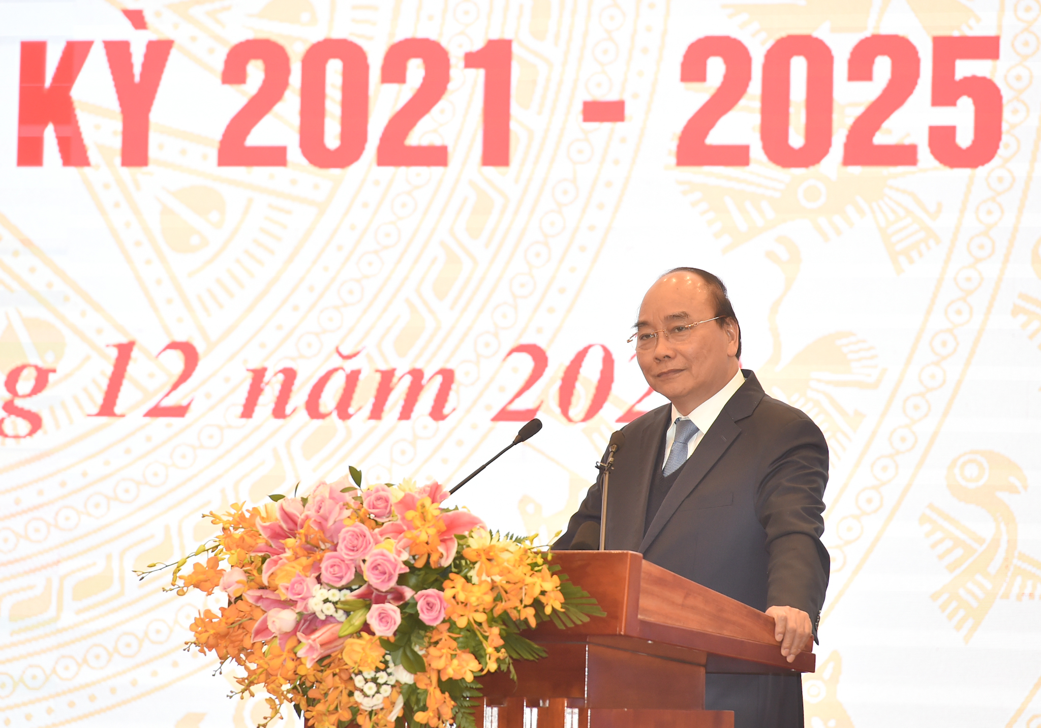 Thủ tướng Nguyễn Xuân Phúc phát biểu chỉ đạo tại Hội nghị trực tuyến triển khai công tác tư pháp năm 2021, định hướng nhiệm kỳ 2021-2025 của Bộ Tư pháp vào sáng nay, 23/12. Ảnh: VGP/Quang Hiếu 