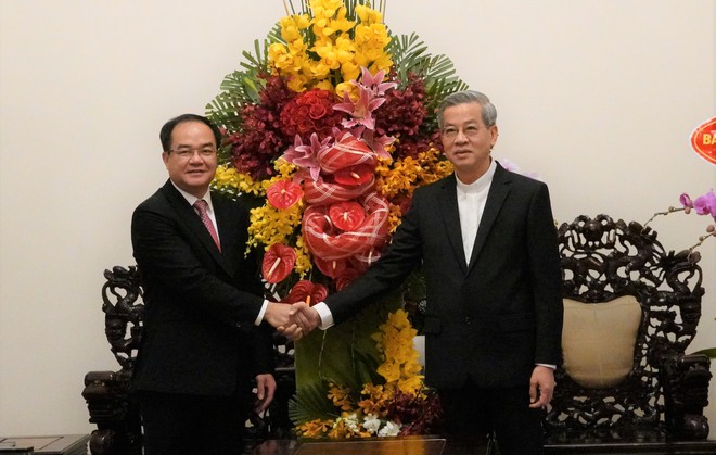 Thứ trưởng Bộ Nội vụ Vũ Chiến Thắng gửi tặng lẵng hoa chúc mừng Giáng sinh của Thủ tướng Nguyễn Xuân Phúc đến Tổng giám mục Tổng giáo phận TP.HCM. 