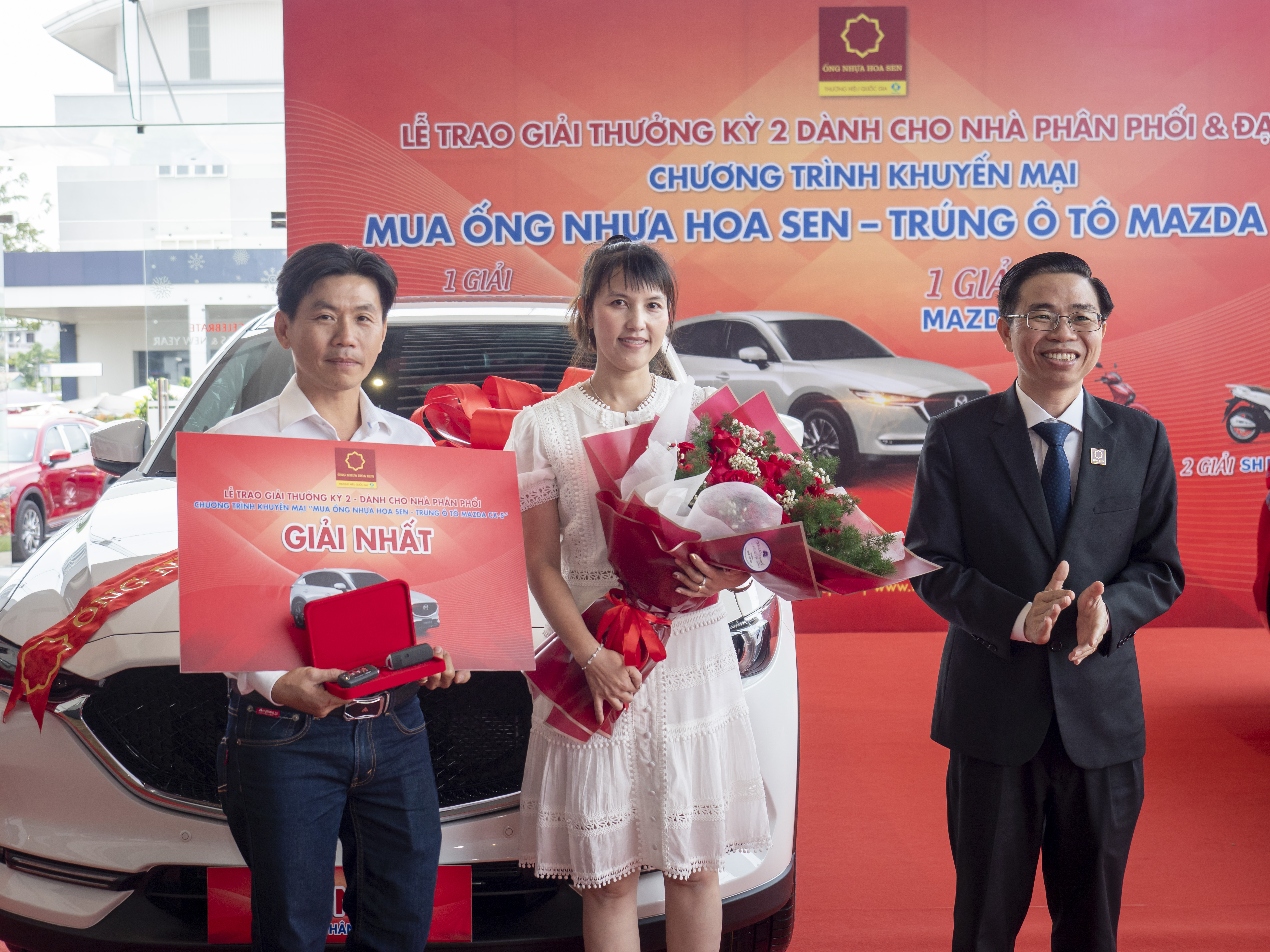 Ông Hồ Thanh Hiếu – Phó Tổng Giám đốc Tập đoàn Hoa Sen trao thưởng giải nhất - 01 chiếc ôtô Mazda CX-5 cho NPP Kha Văn Phước, tỉnh Kiên Giang