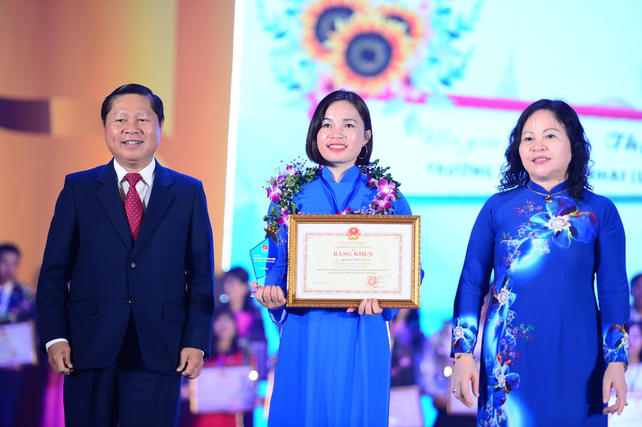 Cô giáo trẻ Hoàng Thị Luyến (đứng giữa) vinh dự được vinh danh nhà giáo trẻ tiêu biểu cấp Trung ương, lần thứ 2 năm 2020.