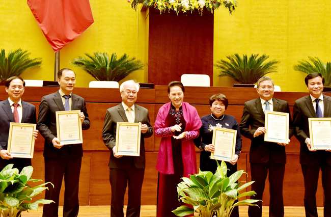 Chủ tịch QH Nguyễn Thị Kim Ngân trao Thư khen tặng các tập thể, cá nhân có thành tích trong công tác phục vụ tổ chức AIPA 41. Ảnh: LÂM HIỂN