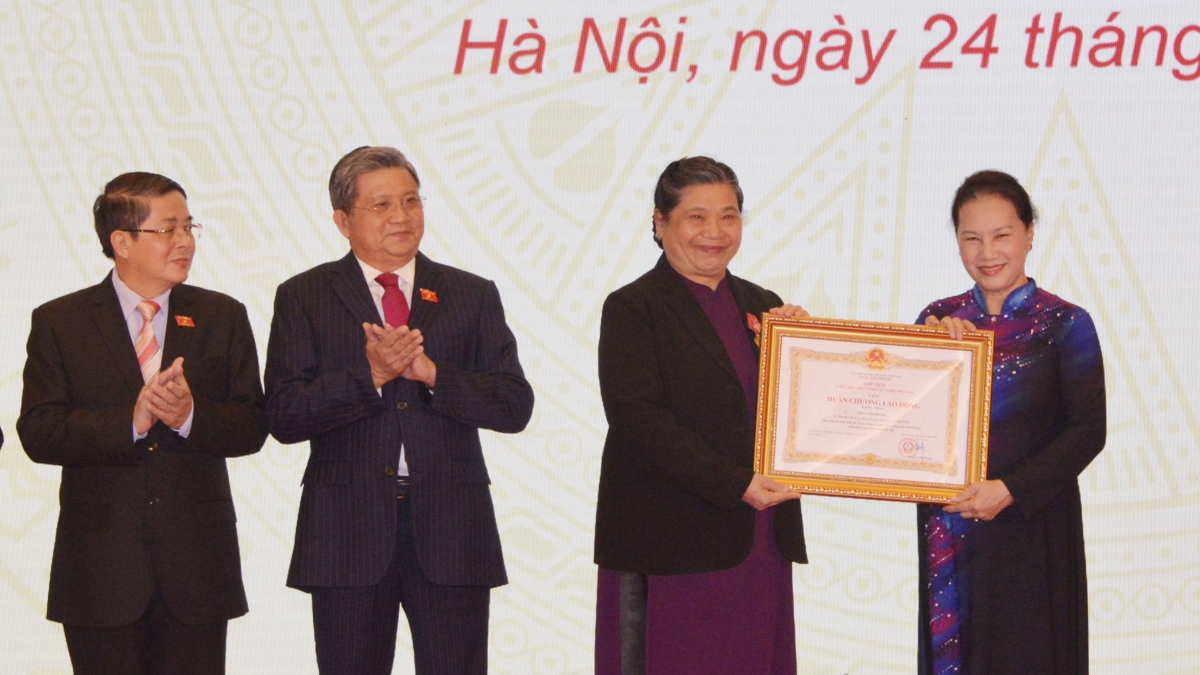 Chủ tịch Quốc hội Nguyễn Thị Kim Ngân trao tặng Huân chương Lao động hạng Nhất cho các cá nhân