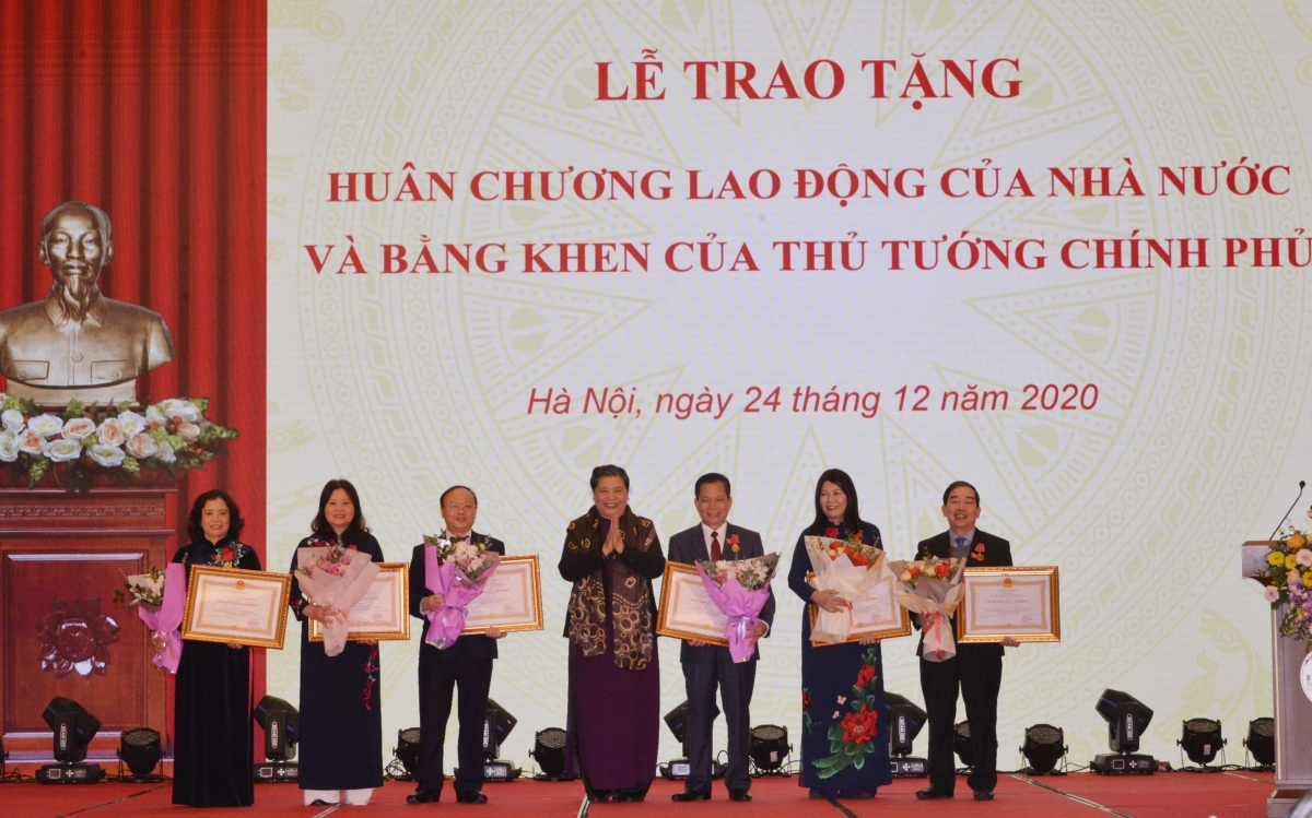 Phó Chủ tịch Thường trực Quốc hội Tòng Thị Phóng trao Huân chương Lao động hạng Nhì cho các cá nhân