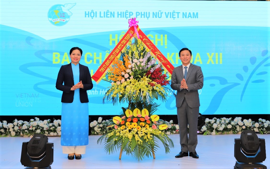 Đồng chí Đỗ Trọng Hưng, Bí thư Tỉnh ủy, Chủ tịch HĐND tỉnh Thanh Hóa tặng lặng hoa chúc mừng Hội nghị