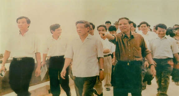 Nguyên Tổng Bí thư Lê Khả Phiêu kiểm tra công tác phòng, chống lụt bão năm 1999, bên phải là Bộ trưởng Lê Huy Ngọ (Ảnh tư liệu)