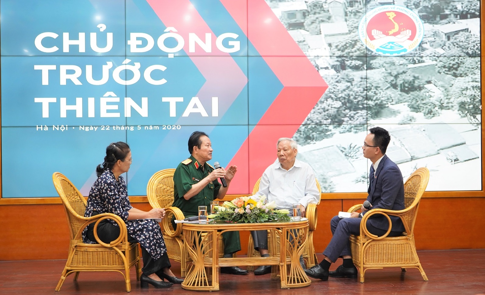 Ông Lê Huy Ngọ (áo trắng) tại buổi tọa đàm với chủ đề “Chủ động trước thiên tai” trong khuôn khổ Lễ kỷ niệm 74 năm Ngày Phòng chống thiên tai Việt Nam (22/5/1946 – 22/5/2020)