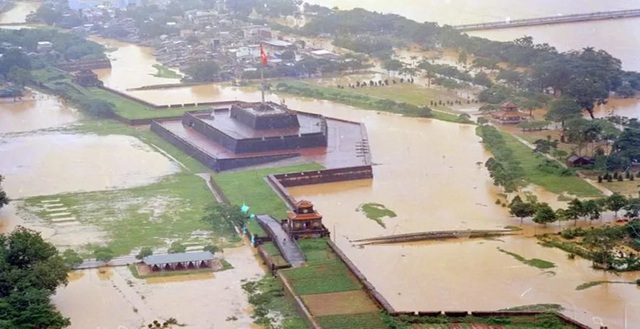 Khu vực Kinh thành Huế bị ngập nặng trong trận "đại hồng thủy" năm 1999 (Ảnh tư liệu)