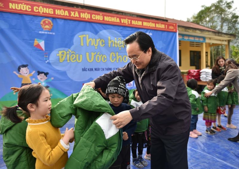 Bộ trưởng GD-ĐT Phùng Xuân Nhạ trao tặng áo ấm tới các học sinh Bắc Kạn