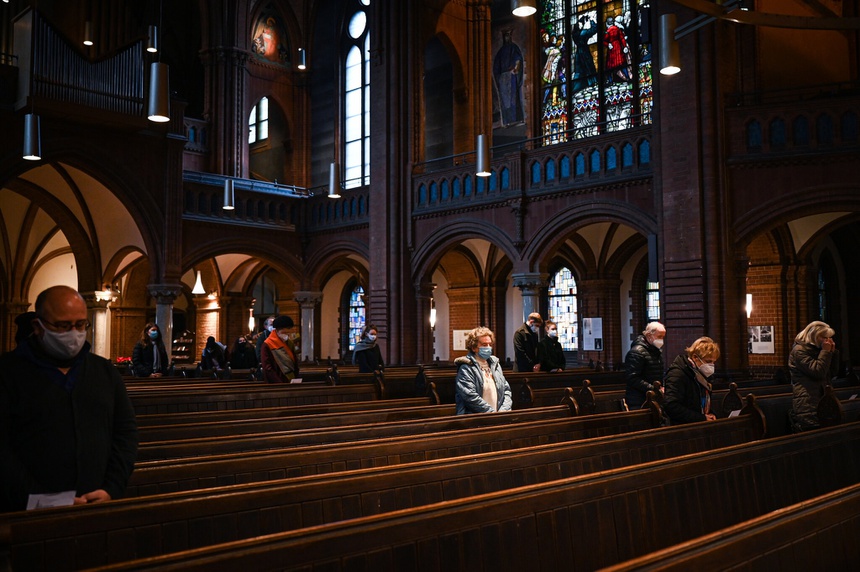 Một thánh lễ tại nhà thờ Apostel Paulus ở Berlin ngày 20/12. Thánh lễ được rút ngắn và không cho phép hát nhạc Giáng sinh. Ảnh: New York Times.