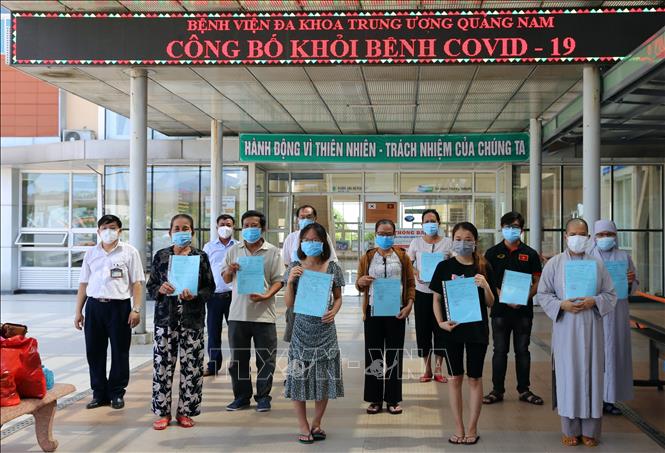 Các bệnh nhân mắc COVID-19 nhận giấy công bố khỏi bệnh tại Bệnh viện đa khoa Trung ương Quảng Nam, ngày 7/9/2020. Ảnh: Trần Tĩnh/TTXVN