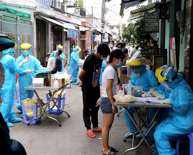 Lấy mẫu xét nghiệm người dân sinh sống trong các khu phố đã phát hiện người dương tính với virus SARS-CoV-2 tại Đà Nẵng, ảnh chụp tháng 8/2020. Ảnh: Quốc Dũng/TTXVN