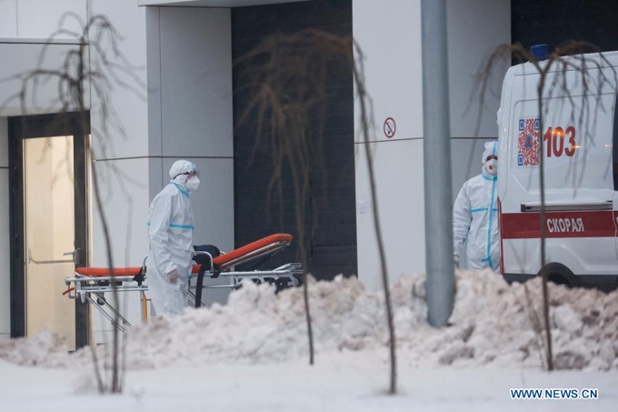 Các bác sỹ chuẩn bị cấp cứu bệnh nhân bên ngoài bệnh viện Kommunarka, ngoại ô thủ đô Moscow, Nga, ngày 25/1/2/2020. (Ảnh: Xinhua)
