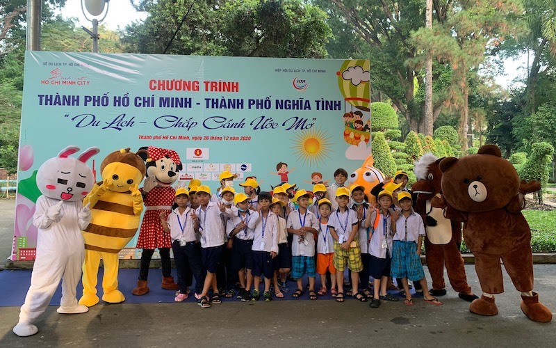 Các em nhỏ trong Lễ phát động chương trình “Du lịch - Chắp cánh ước mơ” tại Thảo Cầm Viên Sài Gòn.