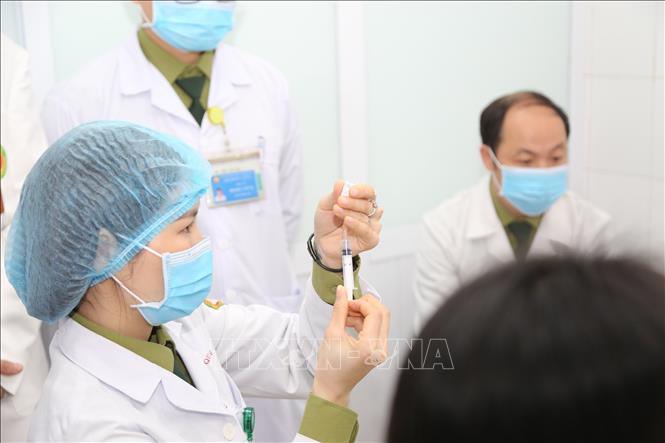 Việt Nam tiêm thử nghiệm vaccine phòng COVID-19. Ảnh: TTXVN