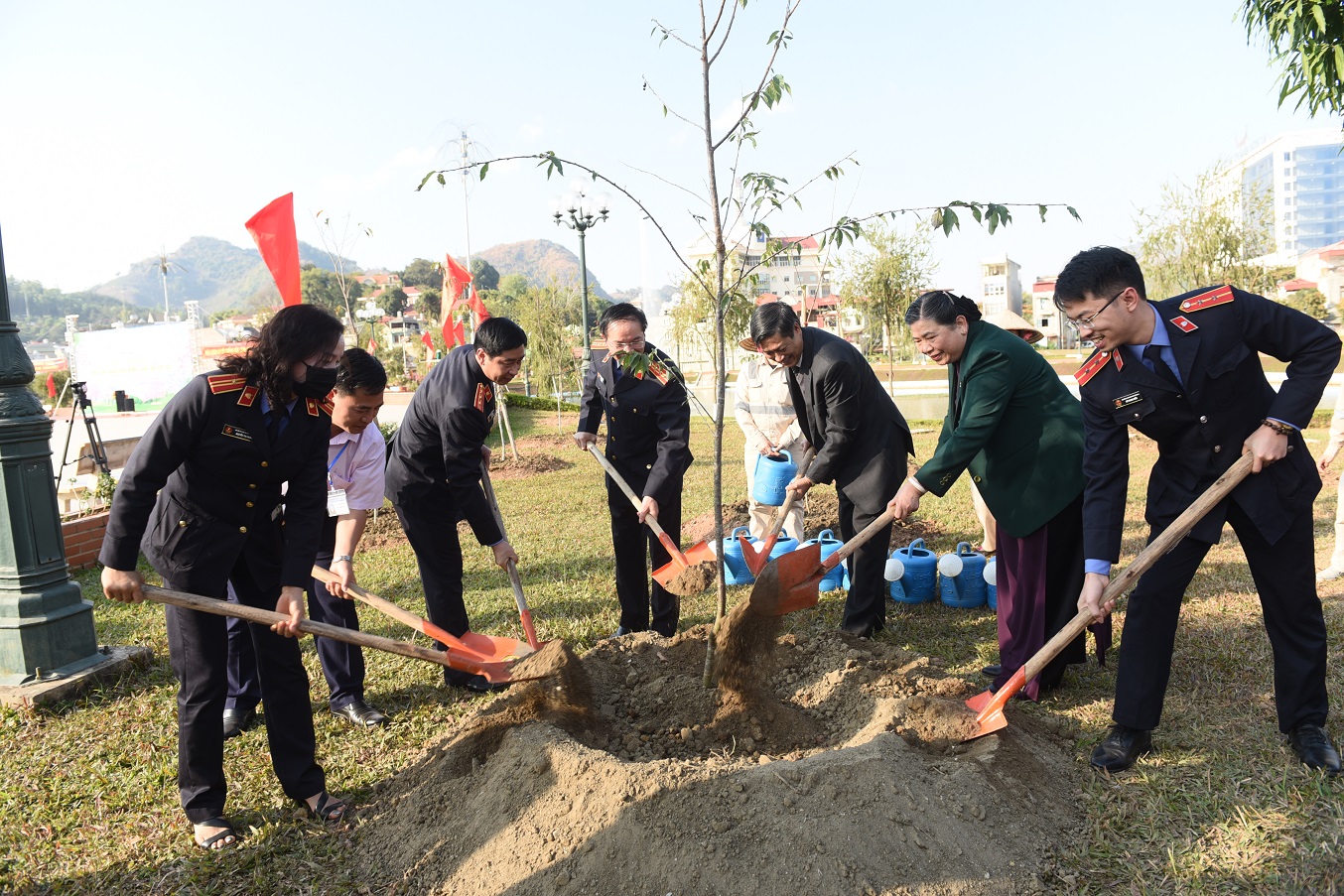 Phó Chủ tịch Thường trực Quốc hội Tòng Thị Phóng và các đại biểu trồng cây Hoa Anh Đào tại khu vực Ao cá Bác Hồ tại Quảng trường Tây Bắc - Ảnh: Quang Khánh