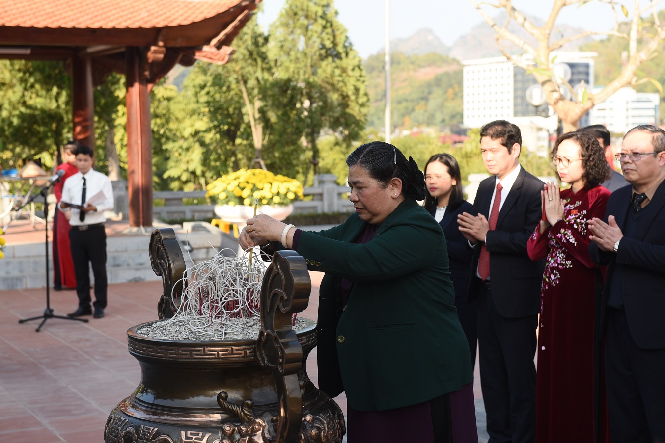 Phó Chủ tịch Thường trực Quốc hội Tòng Thị Phóng và các đại biểu thành kính dâng hương tại đền thờ Bác Hồ (Ảnh: Quang Khánh)