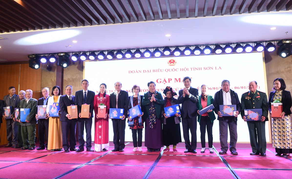 Phó Chủ tịch Thường trực Quốc hội Tòng Thị Phóng trao tặng quà cho nguyên ĐBQH các khóa trên địa bàn tỉnh - Ảnh: Quang Khánh