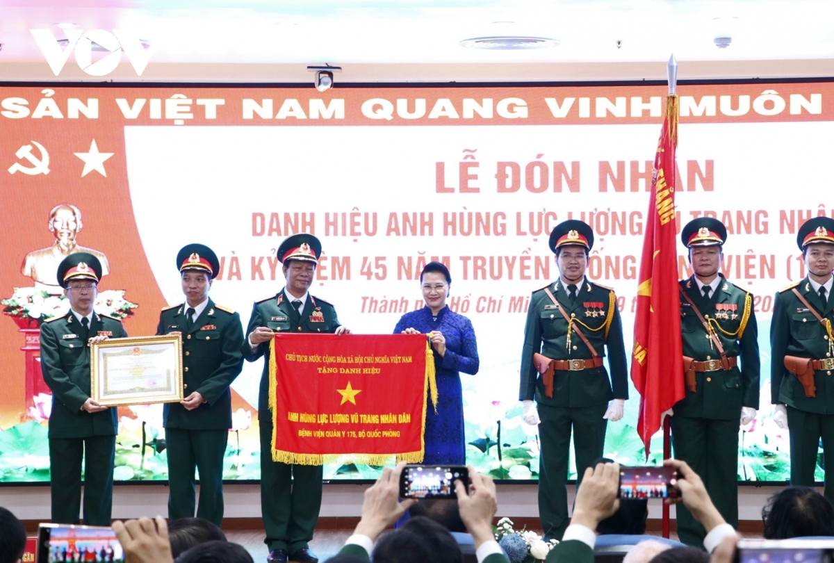 Chủ tịch Quốc hội Nguyễn Thị Kim Ngân trao tặng danh hiệu Anh hùng Lực lượng vũ trang nhân dân cho tập thể Bệnh viện Quân y 175.