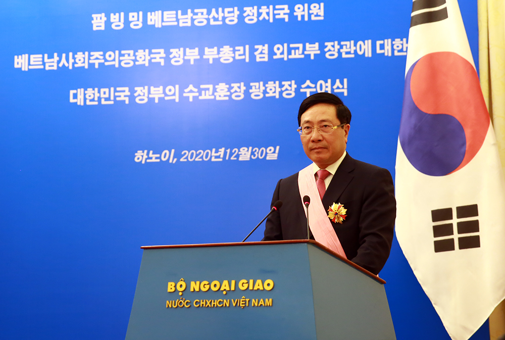 Phó Thủ tướng Phạm Bình Minh đón nhận Huân chương Quang Hoa của Chính phủ Hàn Quốc. Ảnh VGP/Hải Minh 