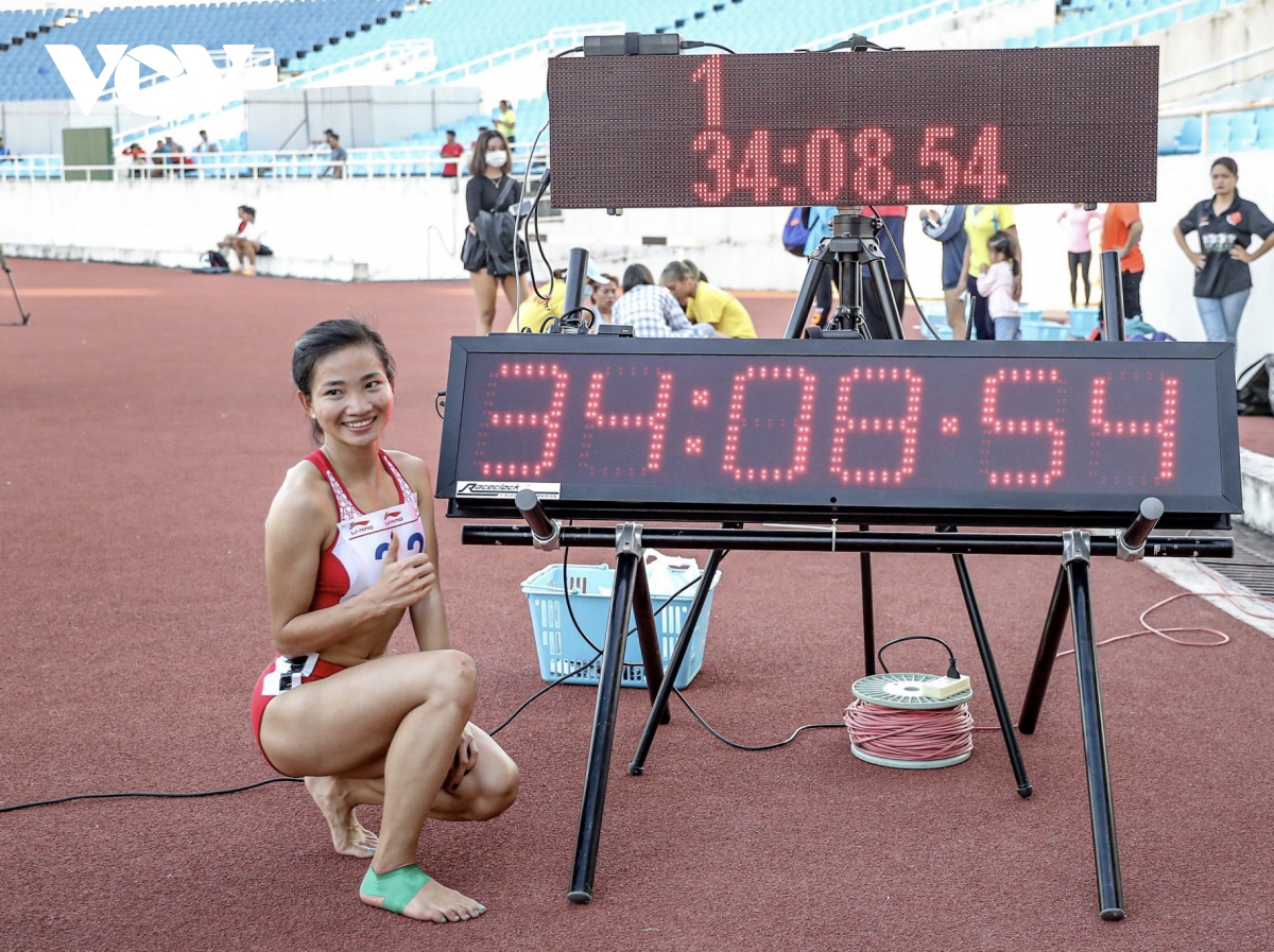 VĐV Nguyễn Thị Oanh (Bắc Giang) giành HCV nội dung chạy cự li 10.000 m, phá sâu kỷ lục quốc gia tồn tại suốt 17 năm tại Giải vô địch Điền kinh quốc gia 2020. Ảnh: VOV 