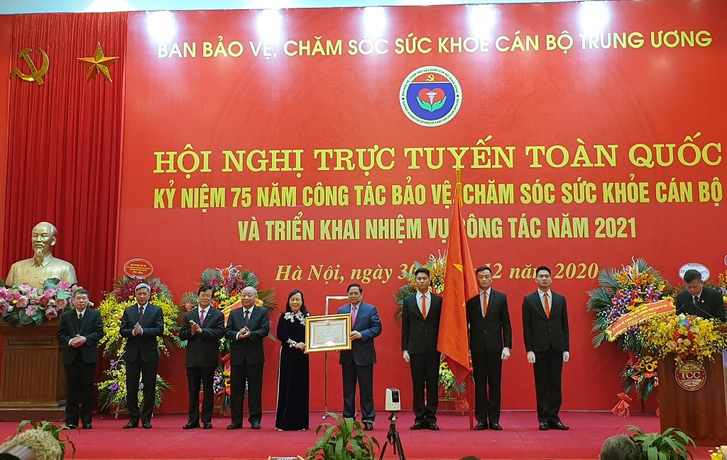 Đồng chí Phạm Minh Chính trao tặng Huân chương Lao động hạng Nhì cho Ban Bảo vệ, chăm sóc sức khỏe cán bộ Trung ương