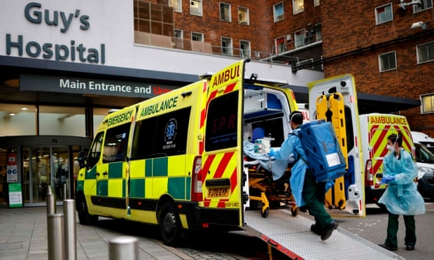 Một bệnh nhân COVID-19 được đưa đi cấp cứu tại bệnh viện ở London, Anh (Ảnh: AFP/Getty Images)