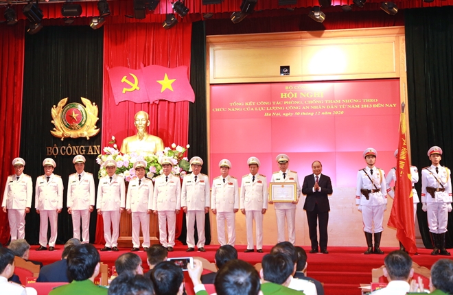 Thay mặt lãnh đạo Đảng, Nhà nước, Thủ tướng Nguyễn Xuân Phúc đã trao Huân chương Chiến công hạng Nhất tặng Bộ Công an.
