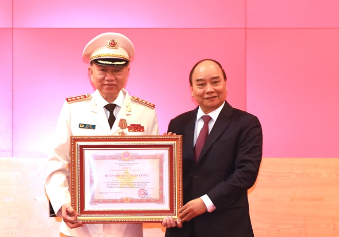 Thủ tướng Nguyễn Xuân Phúc, Chủ tịch Hội đồng Thi đua - Khen thưởng Trung ương trao tặng Huân chương Quân công hạng Nhất cho Đại tướng Tô Lâm, Uỷ viên Bộ Chính trị, Bộ trưởng Bộ Công an.