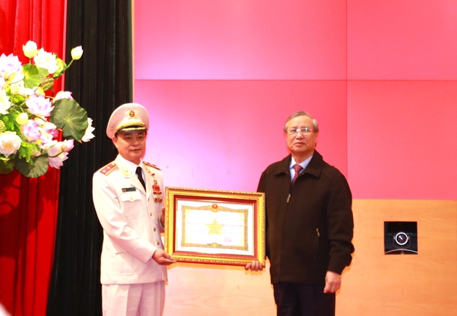 Thường trực Ban Bí thư Trần Quốc Vượng đã trao tặng danh hiệu Anh hùng lực lượng vũ trang nhân dân cho Trung tướng Phạm Quốc Cương, Tư lệnh Cảnh sát cơ động