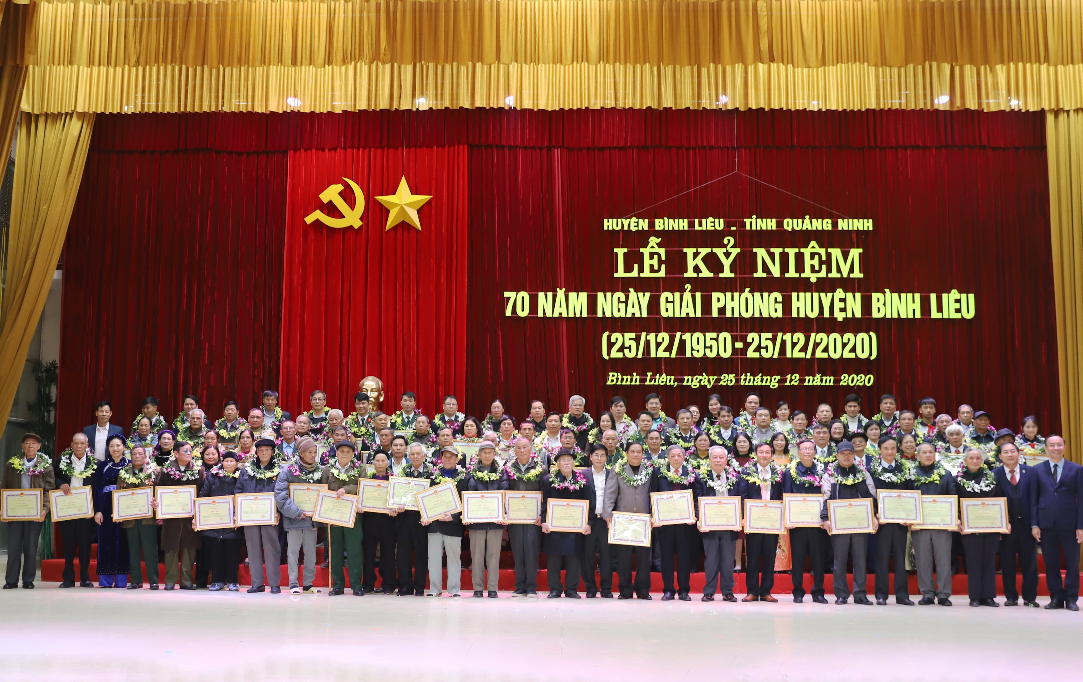 Tôn vinh, khen thưởng 30 tập thể, 70 cá tại Lễ kỷ niệm 70 năm giải phóng huyện Bình Liêu