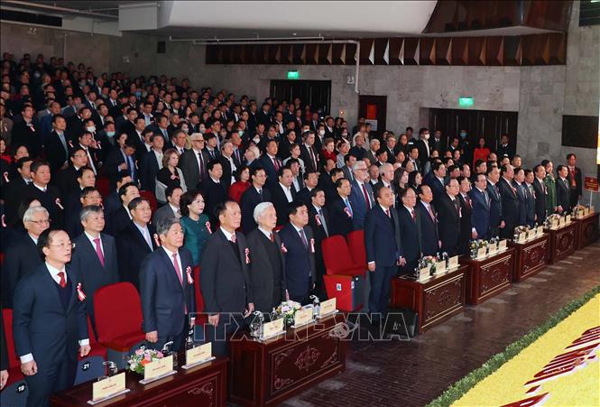 Thủ tướng Nguyễn Xuân Phúc và các đại biểu thực hiện nghi thức chào cờ. Ảnh: Thống Nhất/TTXVN