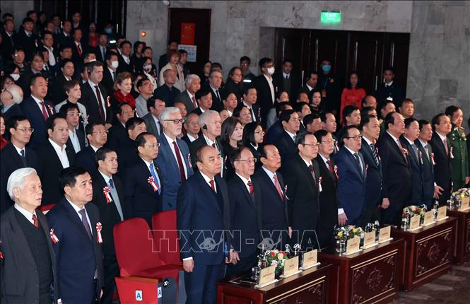 Thủ tướng Nguyễn Xuân Phúc và các đại biểu thực hiện nghi thức chào cờ. Ảnh: Thống Nhất/TTXVN