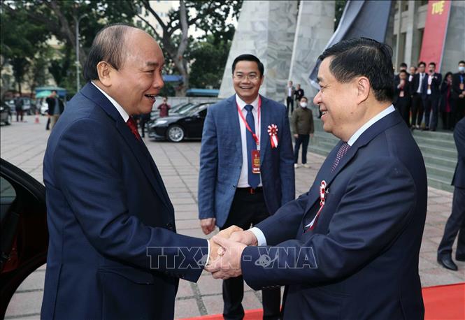 Bộ trưởng Bộ Kê hoạch và Đầu tư Nguyễn Chí dũng đón Thủ tướng Nguyễn Xuân Phúc đến dự buổi lễ. Ảnh: Thống Nhất/TTXVN