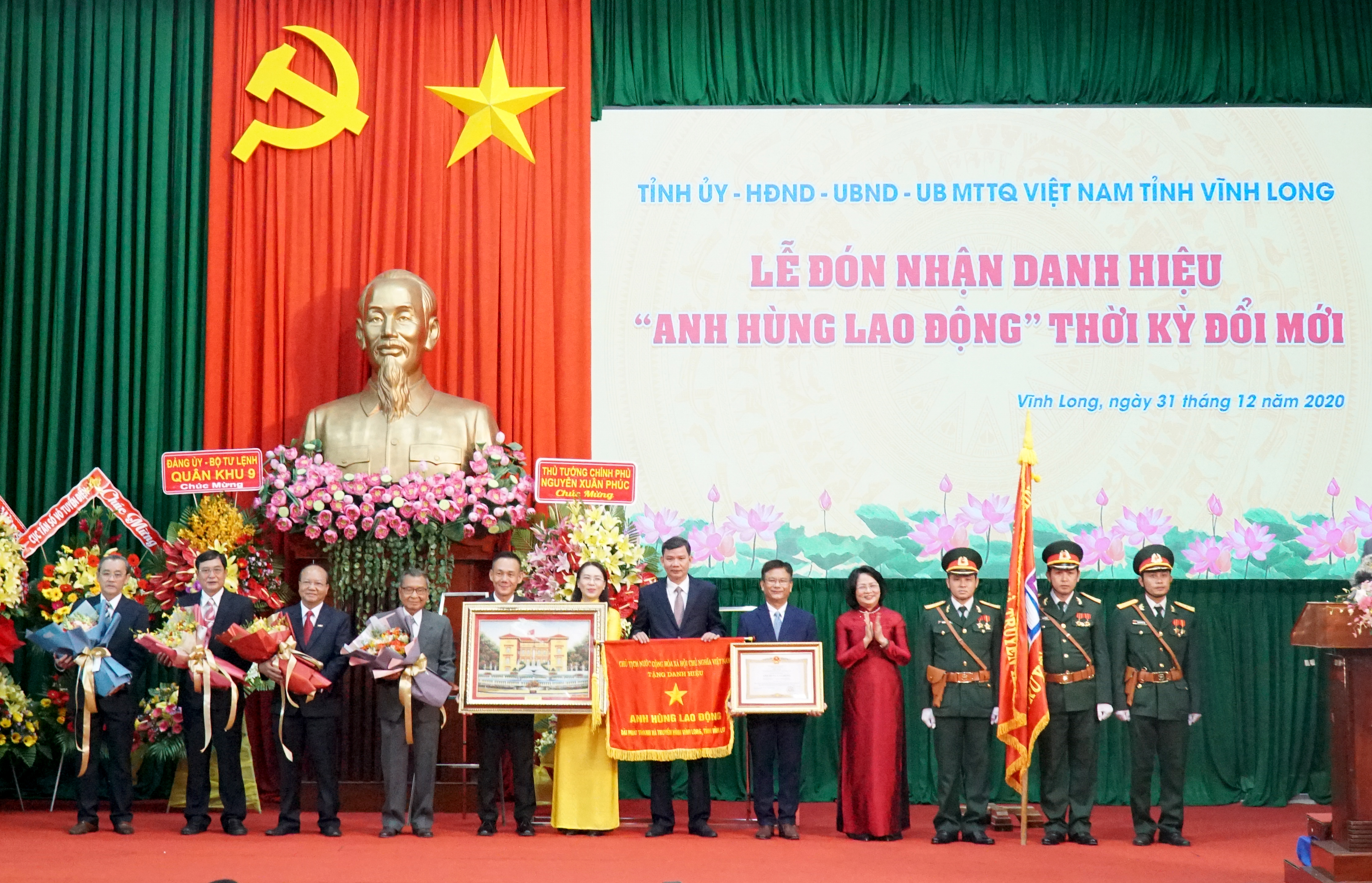 Phó Chủ tịch nước- Đặng Thị Ngọc Thịnh trao danh hiệu Anh hùng Lao động thời kỳ đổi mới cho tập thể Đài Phát thanh-Truyền hình Vĩnh Long