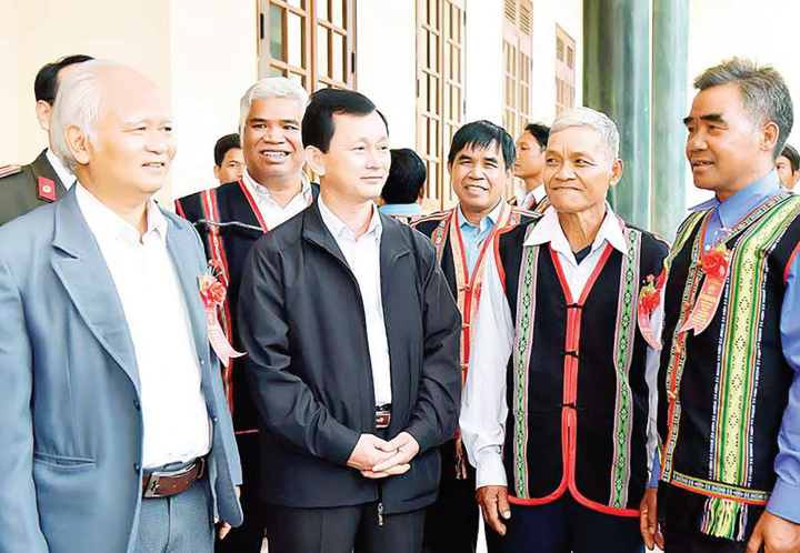 Ông Ksor Phước (bìa trái) và Bí thư Tỉnh ủy Gia Lai Dương Văn Trang (nay là Bí thư tỉnh Kon Tum thứ 2 từ trái qua) gặp gỡ các già làng, Người có uy tín tiêu biểu tỉnh Gia Lai.