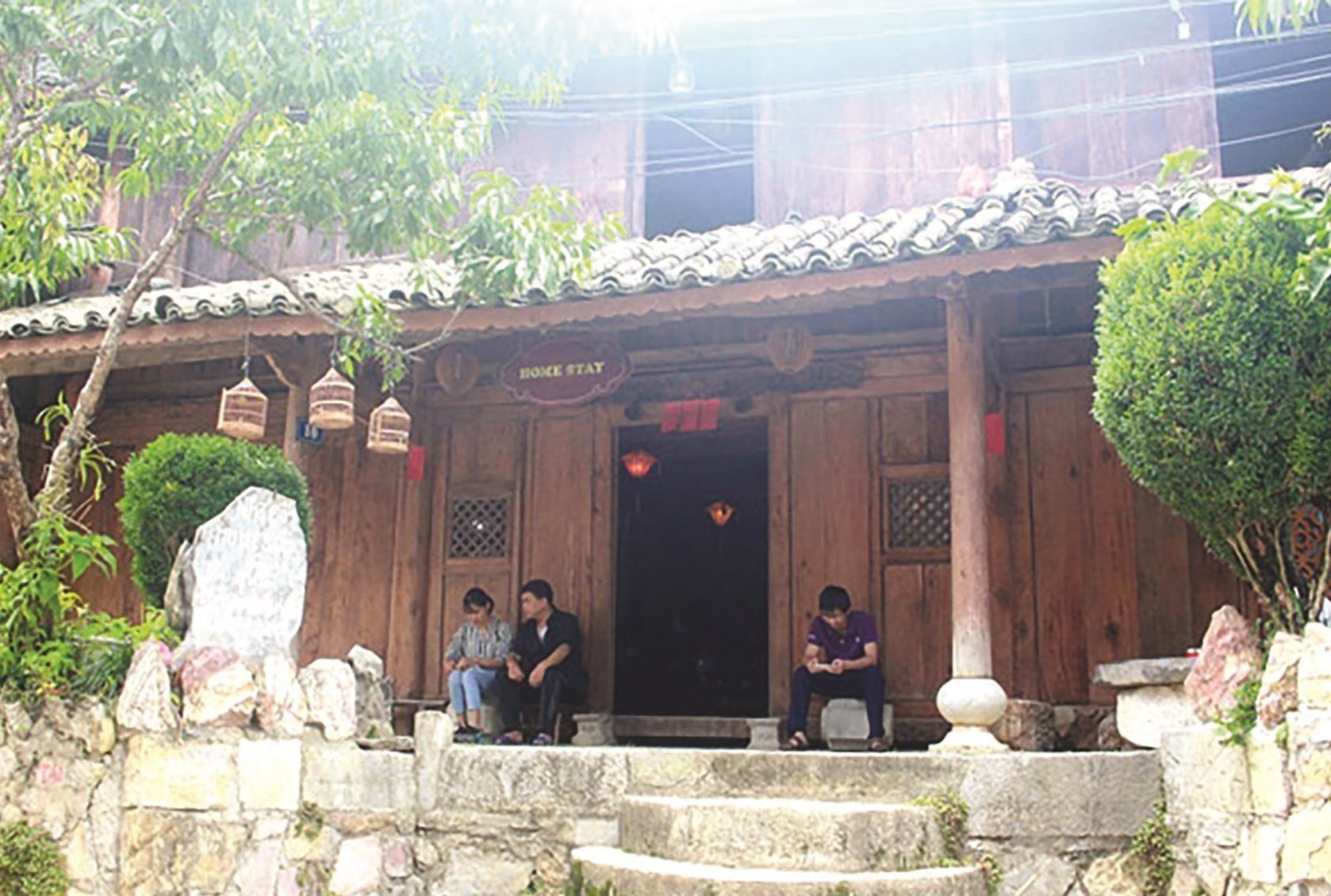 Nhà cổ Homestay tại Đồng Văn (Hà Giang) thu hút rất đông du khách đến tham quan và trải nghiệm. (Ảnh Internet)