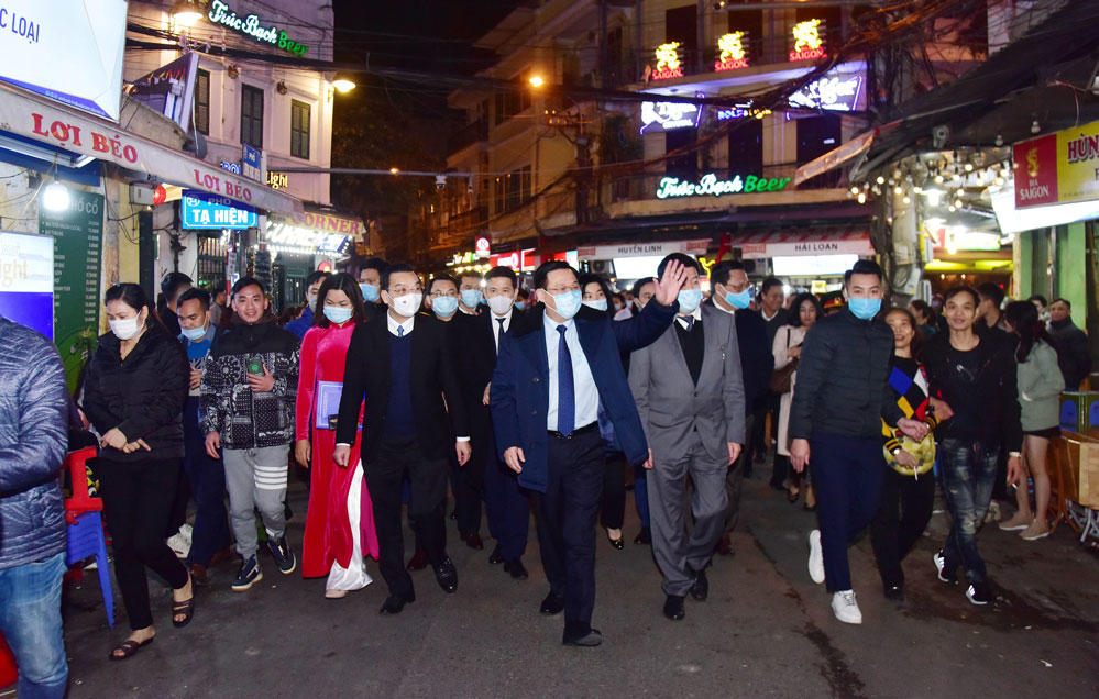Bí thư Thành ủy Hà Nội Vương Đình Huệ và các đồng chí lãnh đạo thành phố tham quan không gian đi bộ phía Nam khu phố cổ Hà Nội kết nối phía Bắc khu vực hồ Hoàn Kiếm.