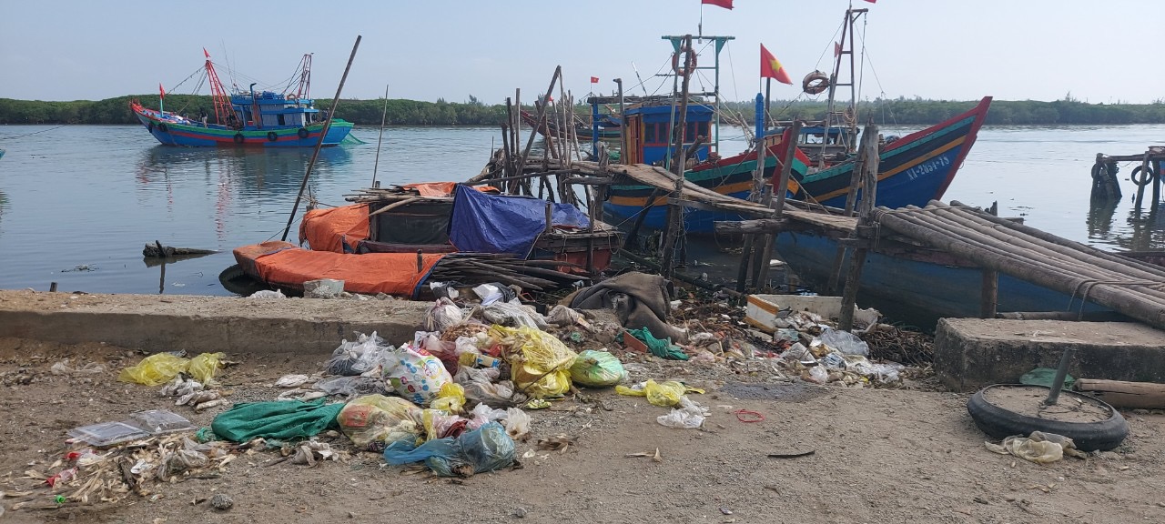 Đủ loại rác bủa vây cảng cá Lạch Vạn