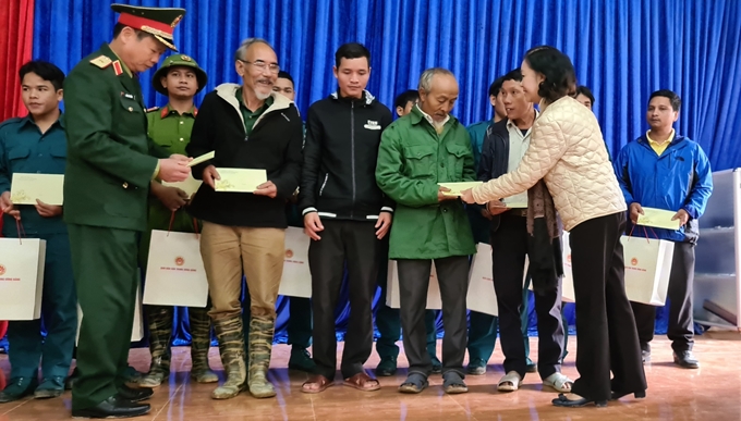 Thay mặt đoàn công tác, đồng chí Trương Thị Mai trực tiếp trao các phần quà tết và động viên, chia sẻ với người dân xã Trà Leng