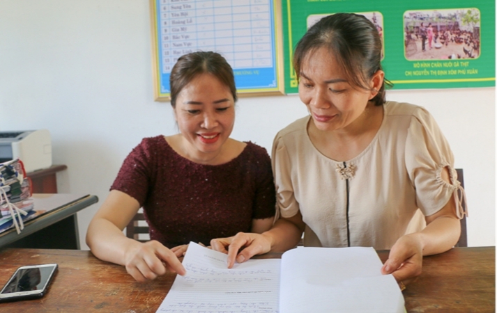 Cán bộ hội LHPN huyện Yên Thành kiểm tra “nhật ký thăm hộ” tại xã Đô Thành