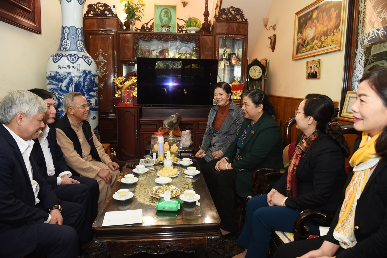 Phó Chủ tịch Thường trực Quốc hội Tòng Thị Phóng thăm, tặng quà gia đình nguyên Bí thư tỉnh ủy Đăk Lăk Y Ly Niê KDăm