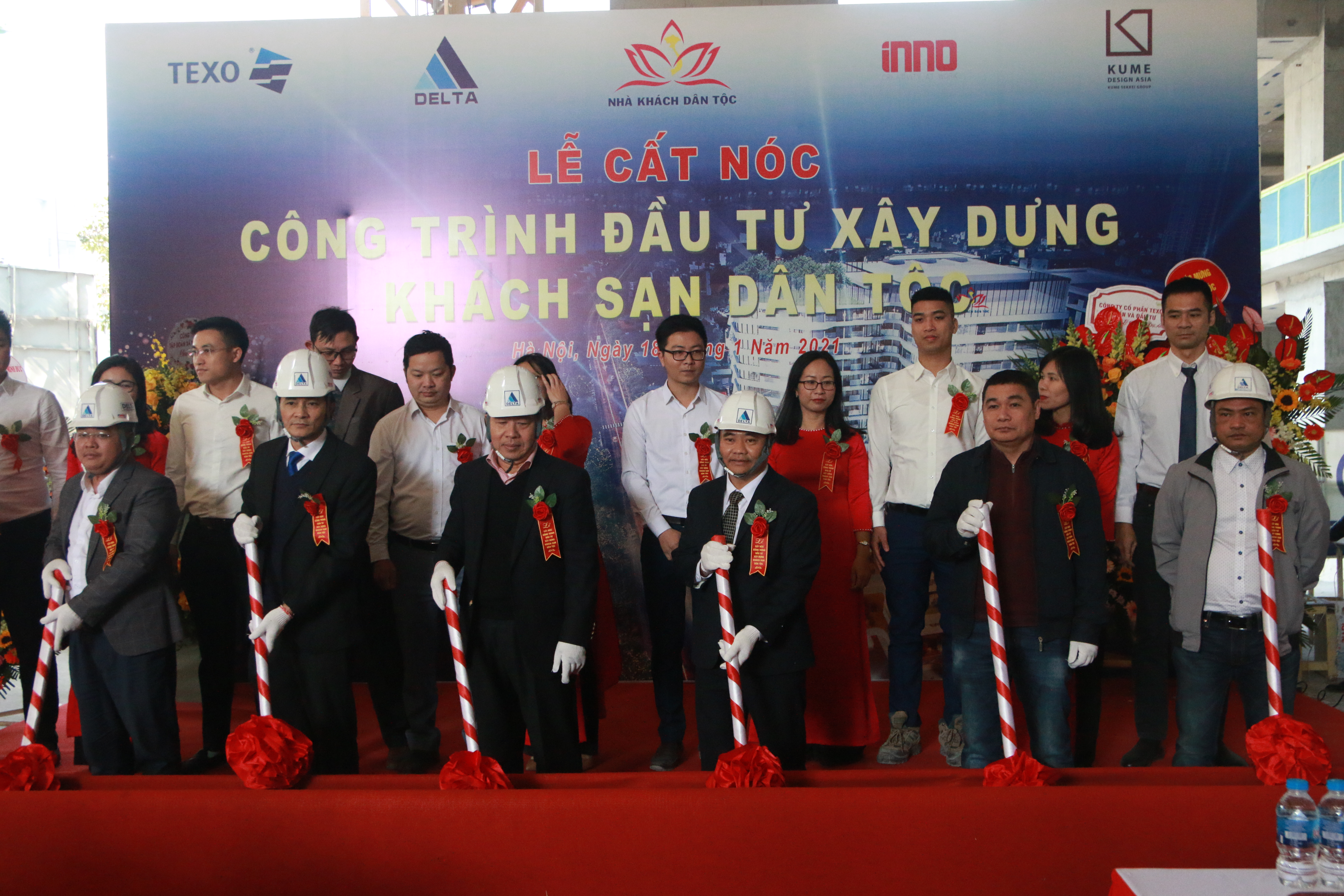 Thứ trưởng, Phó Chủ nhiệm UBDT Lê Sơn Hải cùng các nhà thầu thi công thực hiện các thủ tục cất nóc công trình Khách sạn Dân tộc