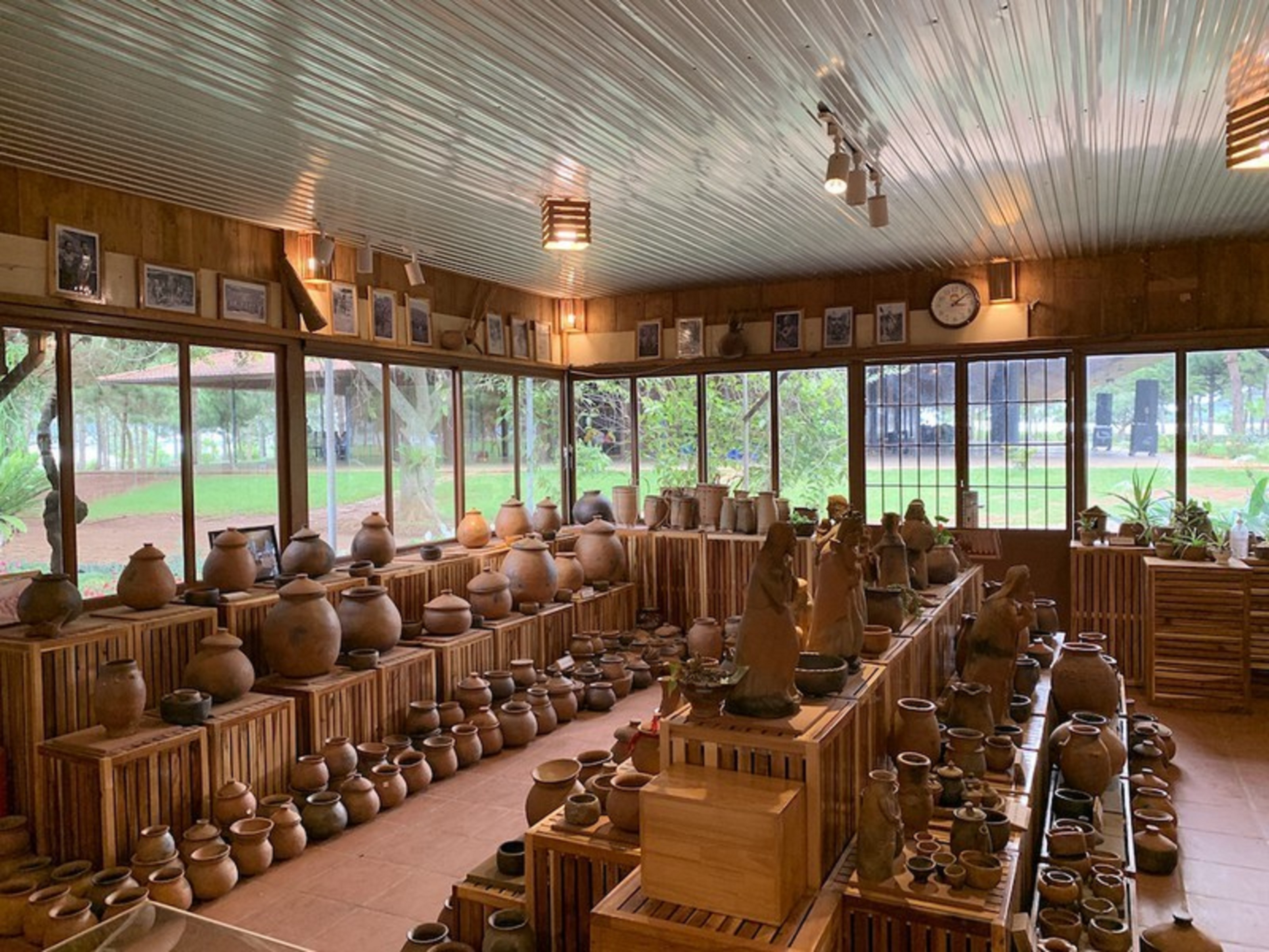 Các sản phẩm gốm mộc truyền thống của đồng bào Chu Ru được trưng bày ở nhà thờ Ka Đơn.