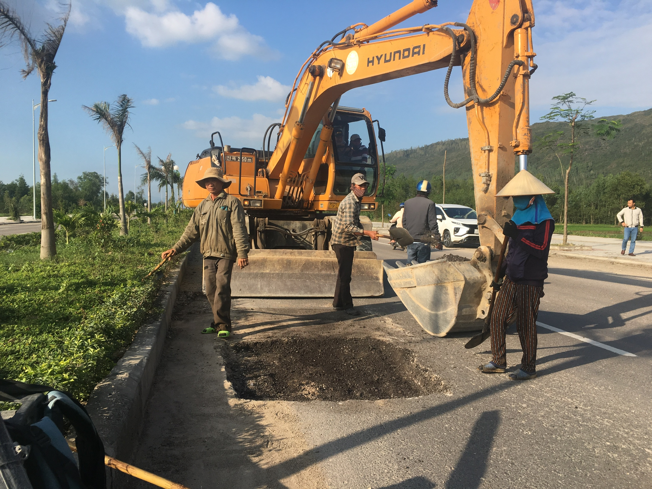 Nhà thầu đang tiến hành sửa chữa các hạng mục hư hỏng trên tuyến đường phía Tây tỉnh Bình Định.